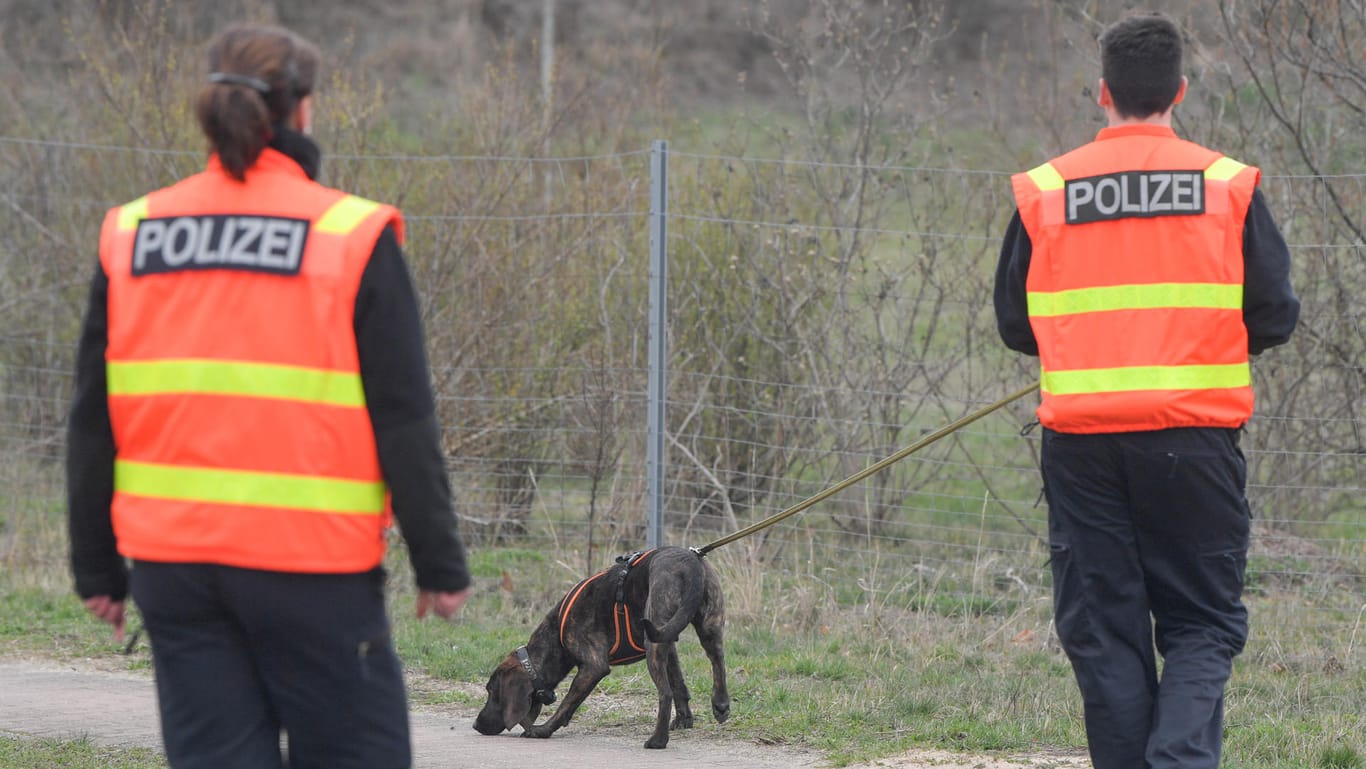 Ein Polizeihund mit Hundeführer: Er wird zur Suche nach der vermissten Rebecca aus Berlin eingesetzt.