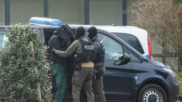 Der Generalbundesanwalt war am Freitag mit Razzien gegen die Gruppe vorgegangen und hatte die anderen zwölf Mitglieder oder Unterstützer festnehmen lassen. Der Generalbundesanwalt war am Freitag mit Razzien gegen die Gruppe vorgegangen und hatte die anderen zwölf Mitglieder oder Unterstützer festnehmen lassen.