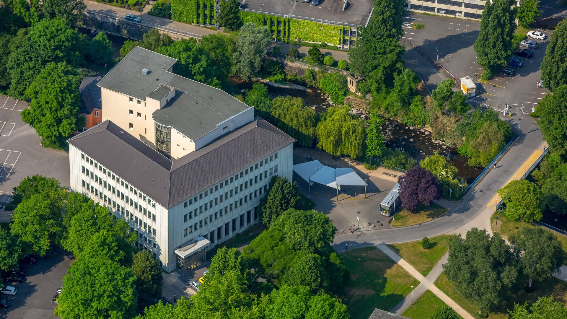 Gebäude der Kaufmannschule in Hagen von oben: Dort wurde ein 19-Jähriger unvermittelt von drei Personen niedergeschlagen.