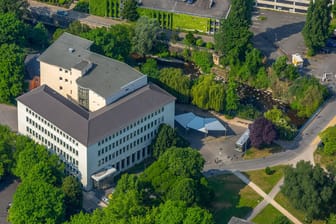 Gebäude der Kaufmannschule in Hagen von oben: Dort wurde ein 19-Jähriger unvermittelt von drei Personen niedergeschlagen.