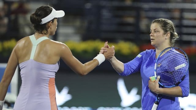 Kim Clijsters (r) gratuliert Gabrine Muguruza zum Sieg.