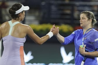 Kim Clijsters (r) gratuliert Gabrine Muguruza zum Sieg.