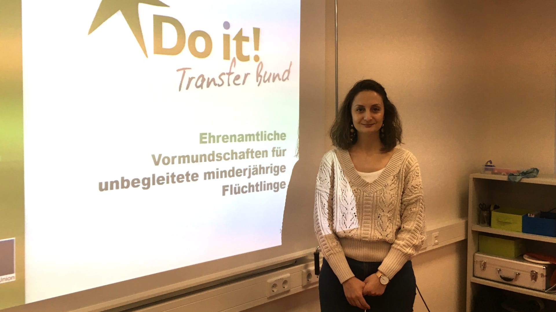 Eine Frau präsentiert ein Flüchtlingsprojekt in Wuppertal: Esra Alpay leitet bei der Wuppertaler Diakonie das Projekt "Do it!".