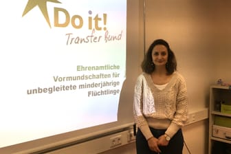 Eine Frau präsentiert ein Flüchtlingsprojekt in Wuppertal: Esra Alpay leitet bei der Wuppertaler Diakonie das Projekt "Do it!".