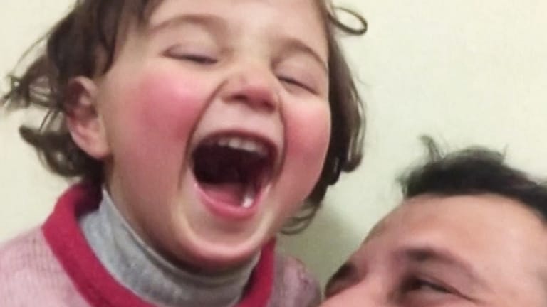Vater und Tochter: Gemeinsam lachen sie über jeden Bombeneinschlag.