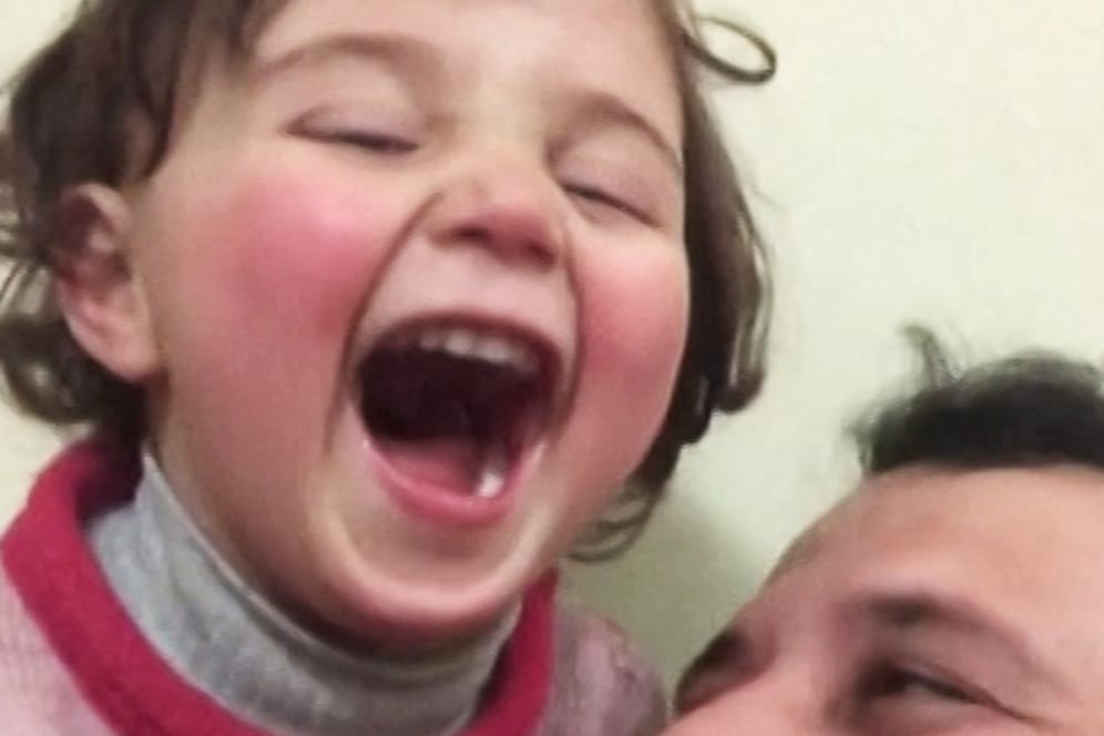 Vater und Tochter: Gemeinsam lachen sie über jeden Bombeneinschlag.