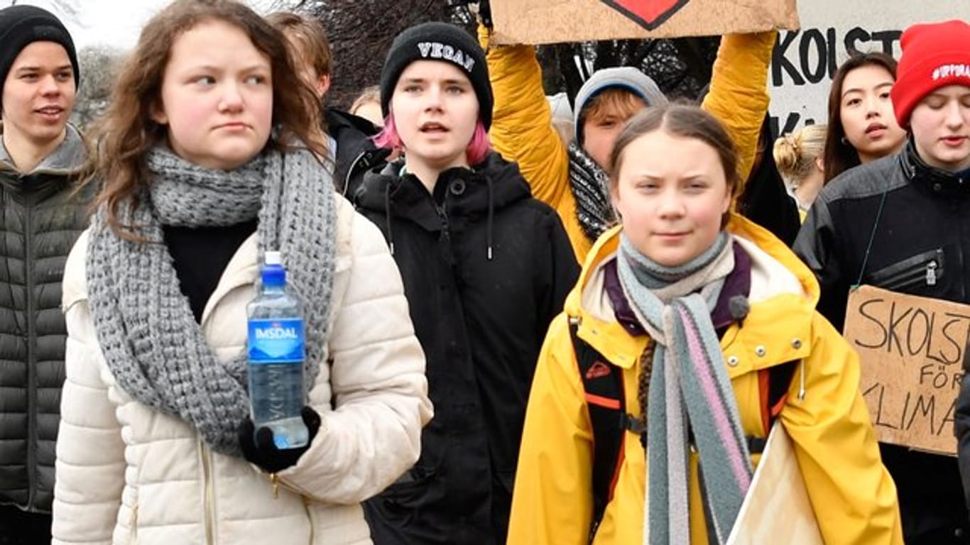 Greta Thunberg (r) und ihre Schwester Beata Ernman (l) bwewi einer "Fridays for Future"-Klimademonstration in Stockholm.