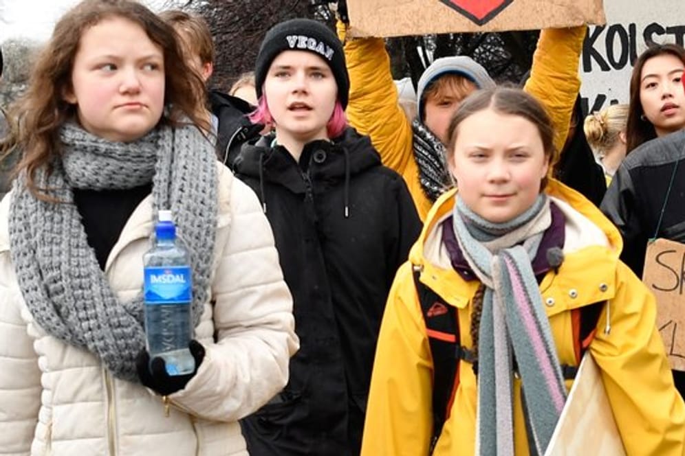 Greta Thunberg (r) und ihre Schwester Beata Ernman (l) bwewi einer "Fridays for Future"-Klimademonstration in Stockholm.