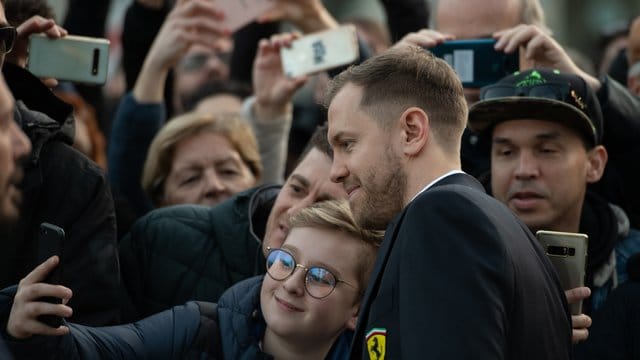 Freut sich auf den Beginn der Testfahrten: Sebastian Vettel bei der Präsentation des neuen Ferrari SF-1000 2020. Freut sich auf den Beginn der Testfahrten: Sebastian Vettel bei der Präsentation des neuen Ferrari SF-1000 2020.