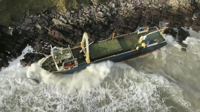Die MV Alta an der Küste der Grafschaft Cork.