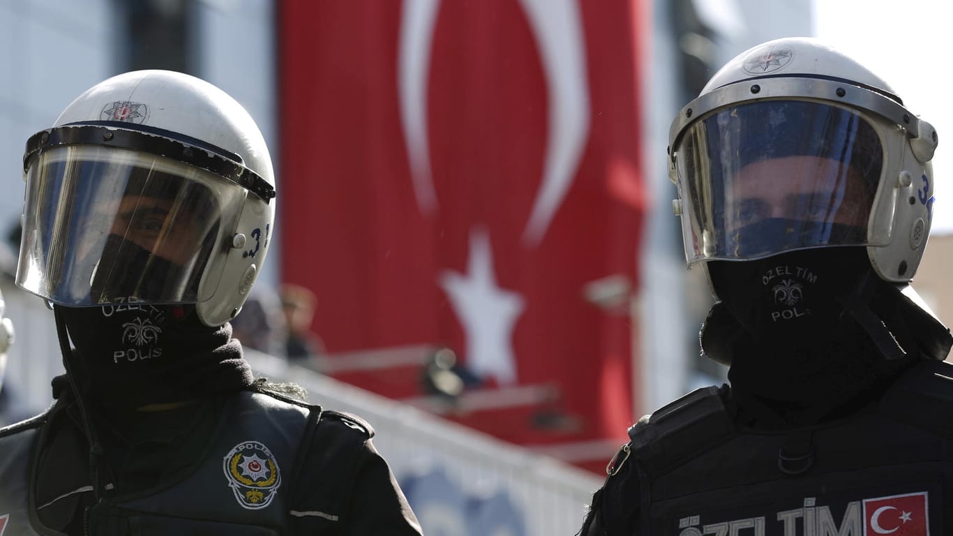 Türkische Polizisten stehen Wache: Bei den aktuellen Festnahmen stehen Militärs und Justizbeamte im Fokus.