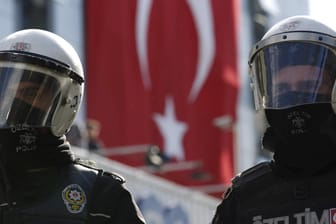 Türkische Polizisten stehen Wache: Bei den aktuellen Festnahmen stehen Militärs und Justizbeamte im Fokus.