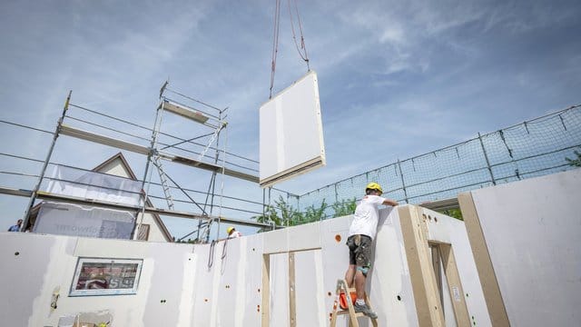 Ein Fertighaus muss nicht allein vom Fertighaus-Hersteller erbaut werden.