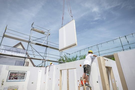 Ein Fertighaus muss nicht allein vom Fertighaus-Hersteller erbaut werden.