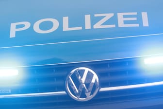 Ein Einsatzwagen der Polizei: Der Mann stellte sich am Morgen nach der Tat im 60 Kilometer entfernten Aschaffenburg.