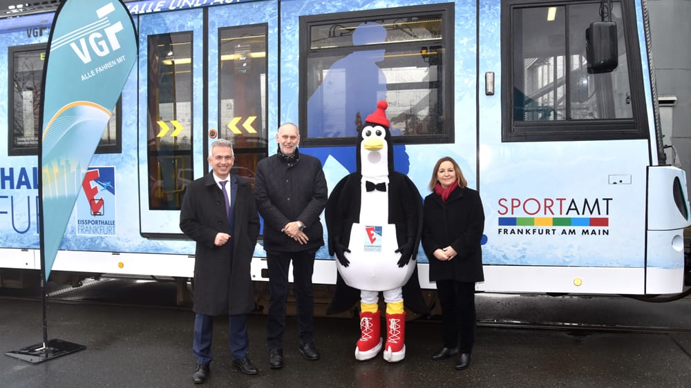 Frankfurts Oberbürgermeister Peter Feldmann, Thomas Wissgott (Geschäftsführer der VGF), Maskottchen "Kufi" und Sportsamtsleisterin Angelika Strötz stehen vor der neuen U-Bahn.