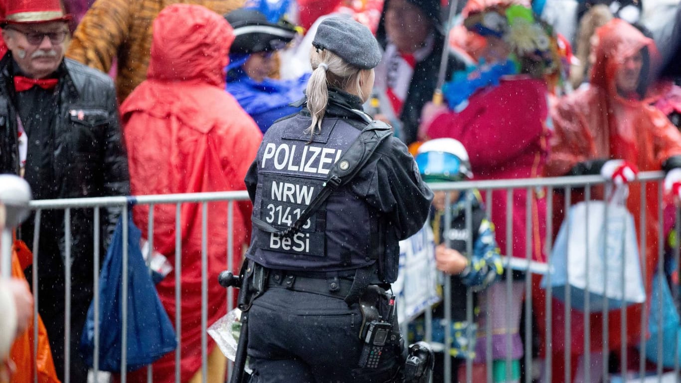 Eine Polizistin bei einem Karnevalsumzug: Auch in Bielefeld will die Behörde an den "tollen Tage" verstärkt kontrollieren (Symbolbild).