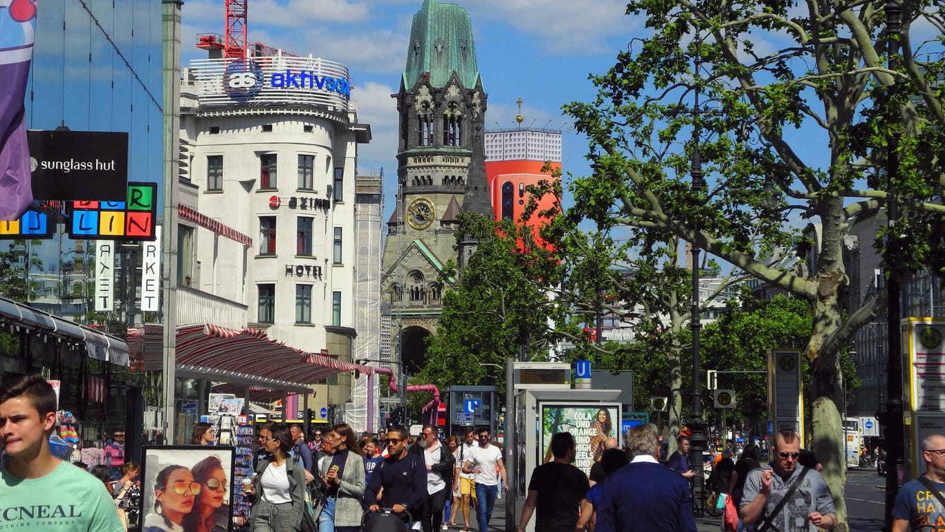 Der "Ku'damm" mit Blick auf die Gedächtniskirche: Auf der berühmten Einkaufsstraße kann man shoppen, staunen und flanieren.
