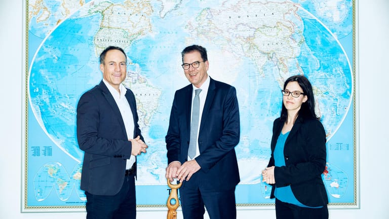 Entwicklungsminister Gerd Müller (Mitte) mit den Redakteuren Florian Harms und Madeleine Janssen.