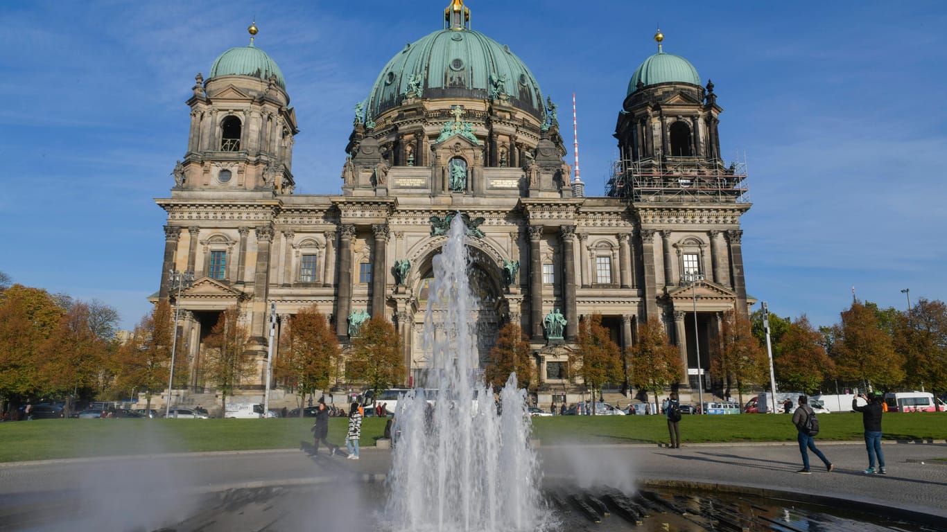 Blick auf den Berliner Dom in Berlin-Mitte: Von der Kuppel aus haben Besucher einen guten Blick auf die Umgebung.