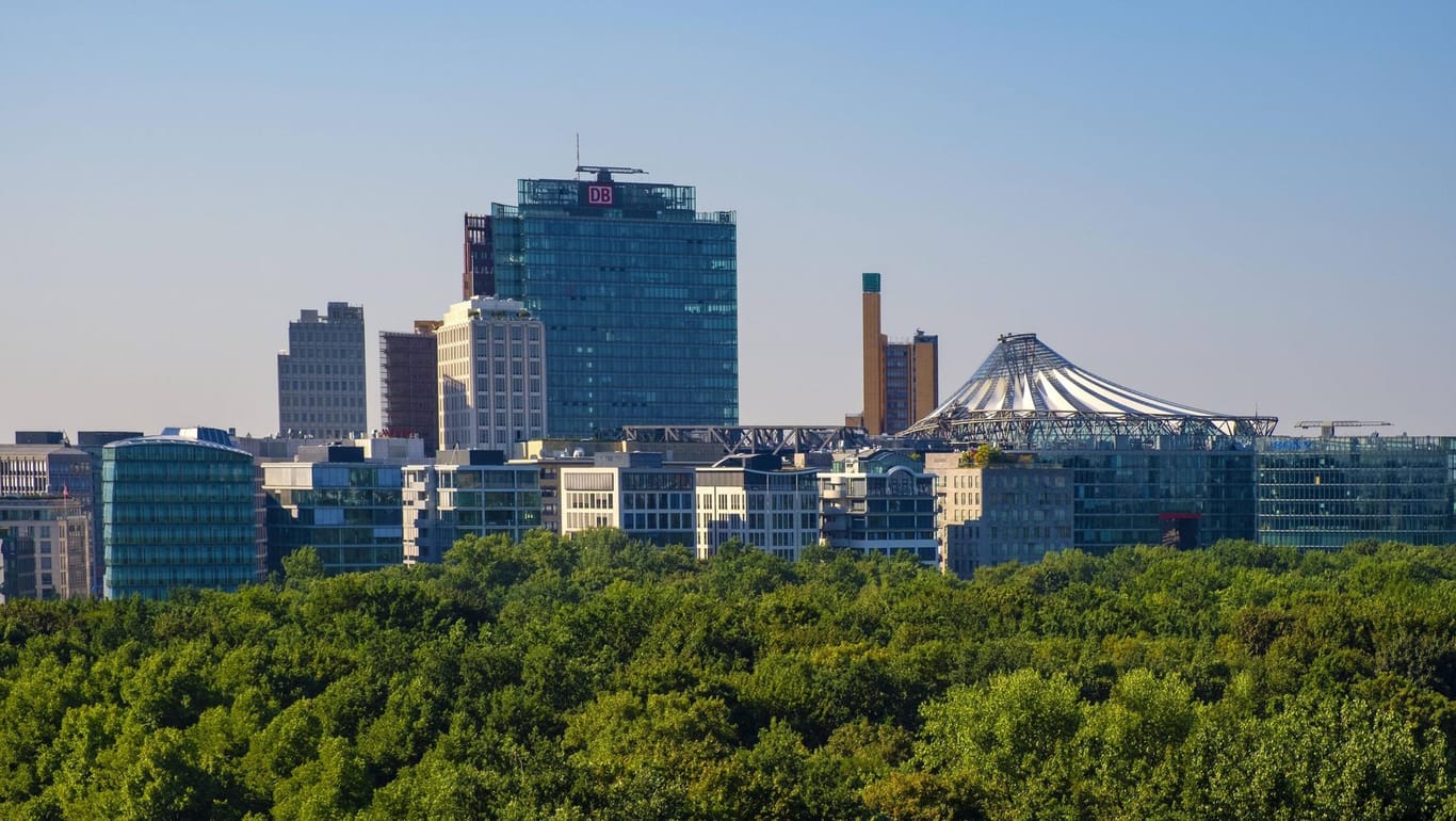 Blick vom Tiergarten auf den Potsdamer Platz: Die markanten Hochhäuser und das Sony-Center sind schon von weitem erkennbar.