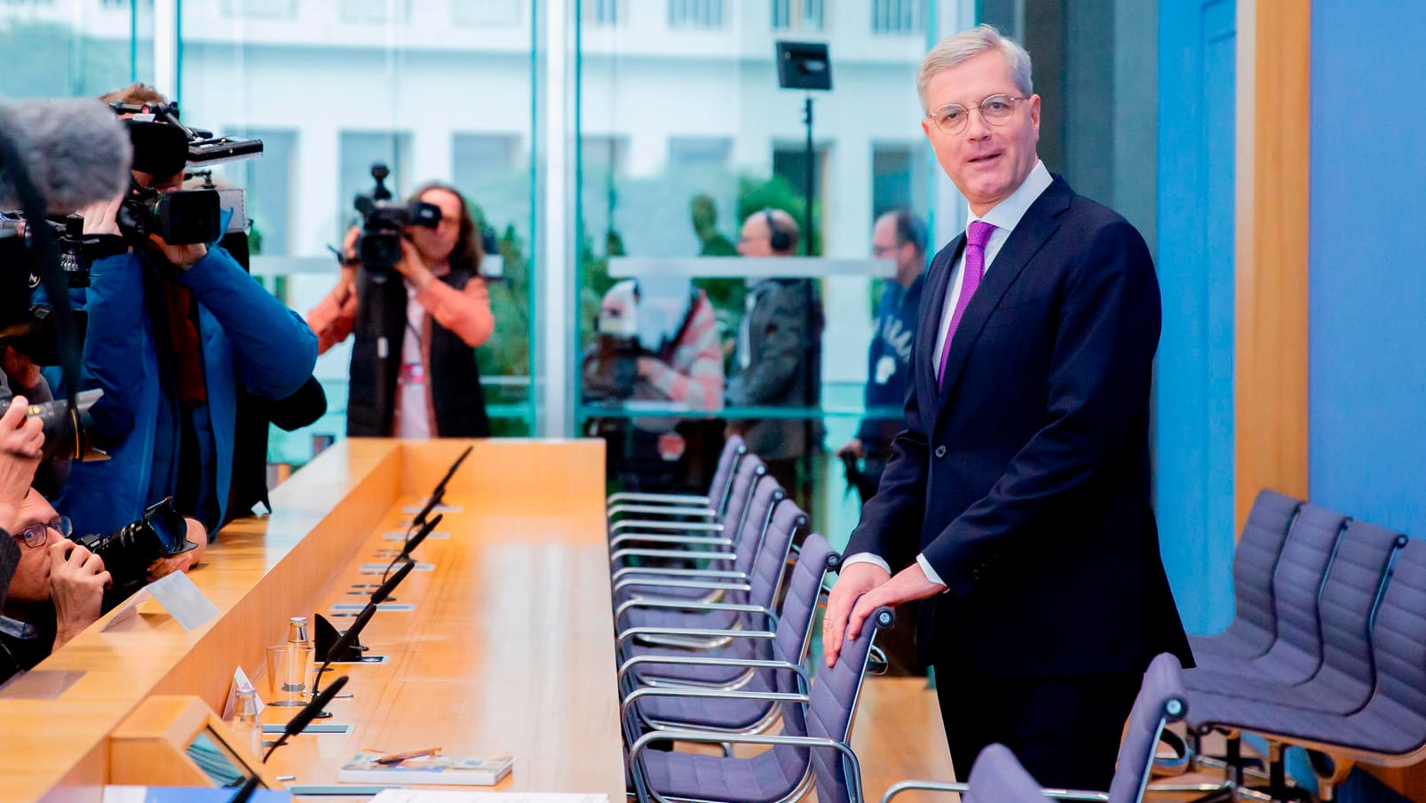 Berlin: Norbert Röttgen, Vorsitzender des Auswärtigen Ausschusses des Bundestags, steht zu Beginn einer Pressekonferenz vor Medienvertretern.