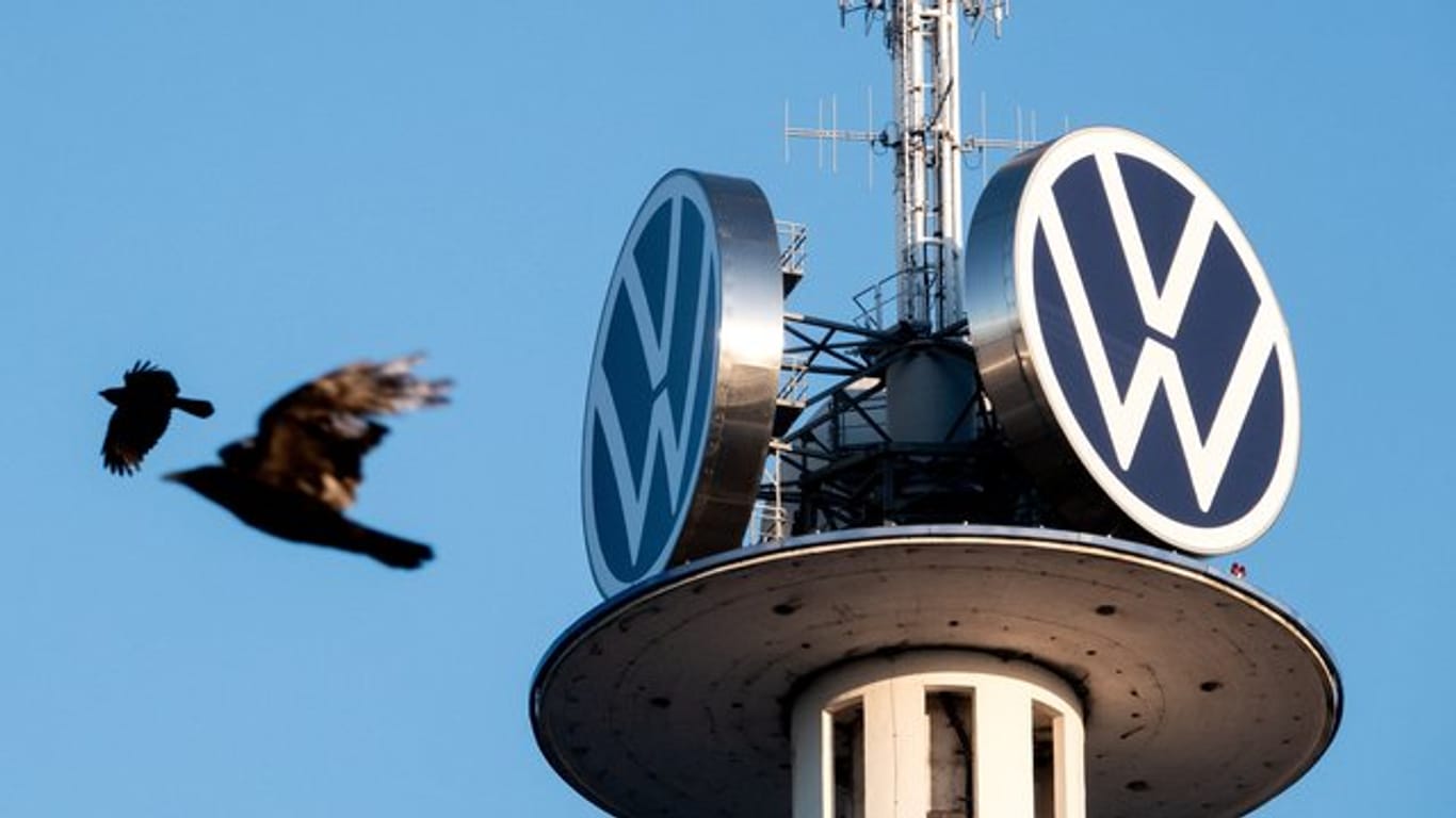 VW und der Bundesverband der Verbraucherzentralen wollen sich zu neuen Gesprächen über Diesel-Vergleich vor einem Güterichter treffen.