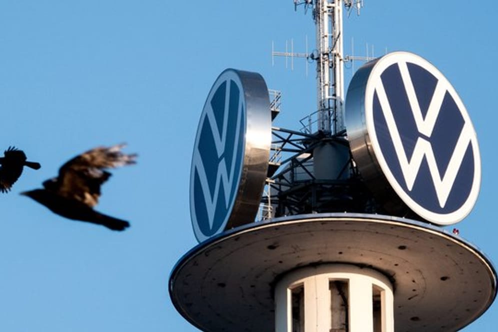VW und der Bundesverband der Verbraucherzentralen wollen sich zu neuen Gesprächen über Diesel-Vergleich vor einem Güterichter treffen.