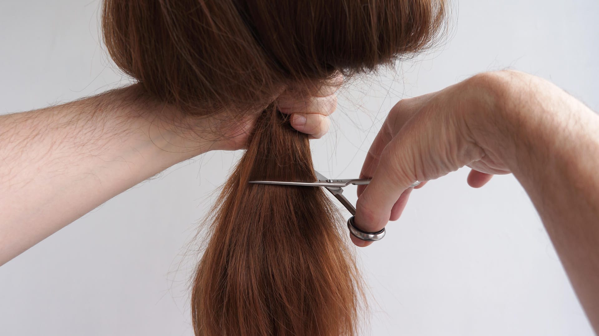 Mann mit Schere: In Prag schneidet ein Mann Frauen die Haare ab. (Symbolbild)