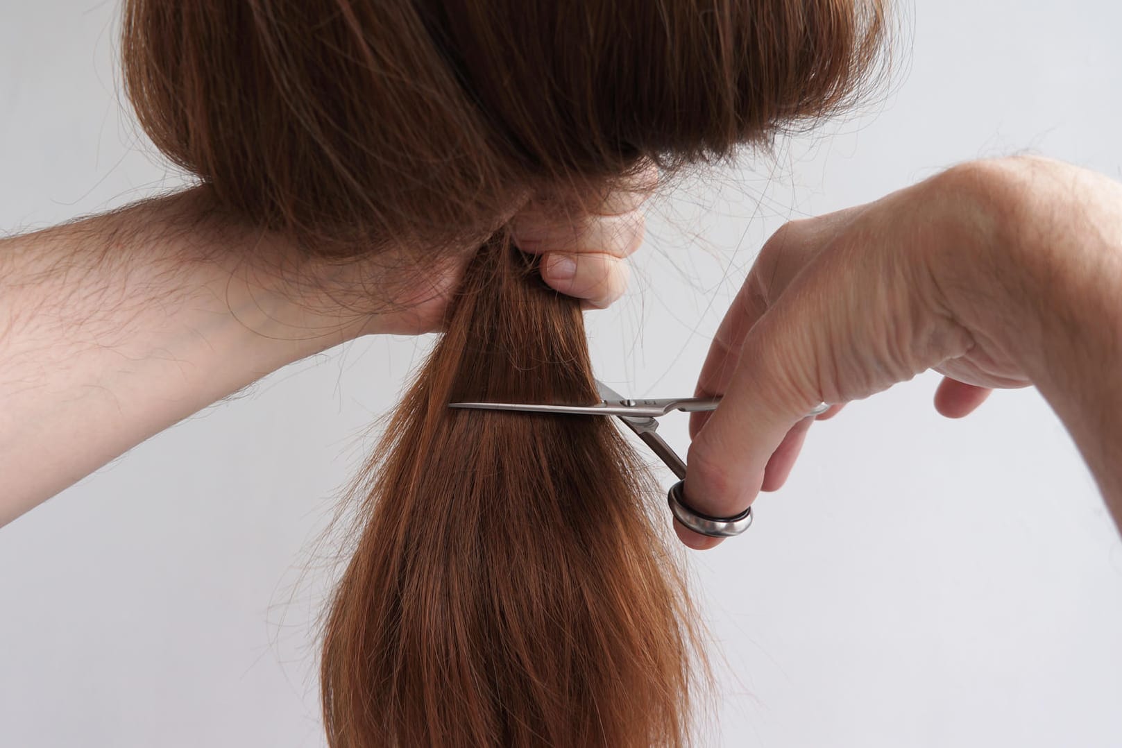 Mann mit Schere: In Prag schneidet ein Mann Frauen die Haare ab. (Symbolbild)