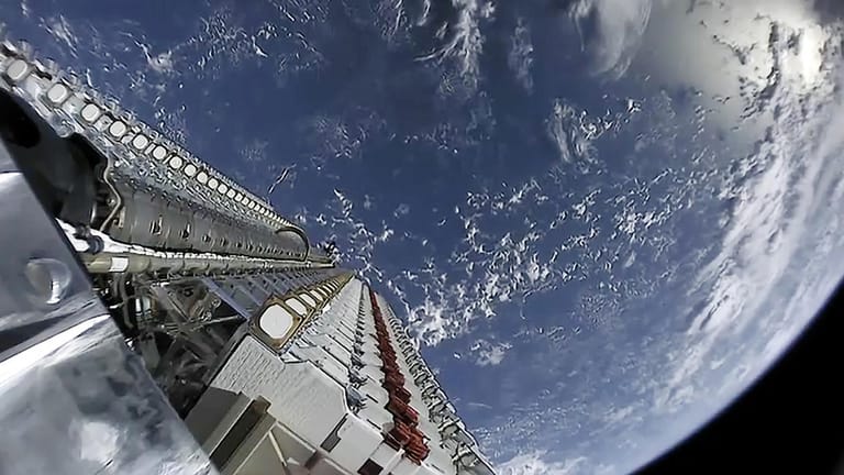 Blick aus der SpaceX-"Falcon"-Rakete auf die Erde: 60 Satelliten können übereinandergestapelt ins Weltall gebracht werden.