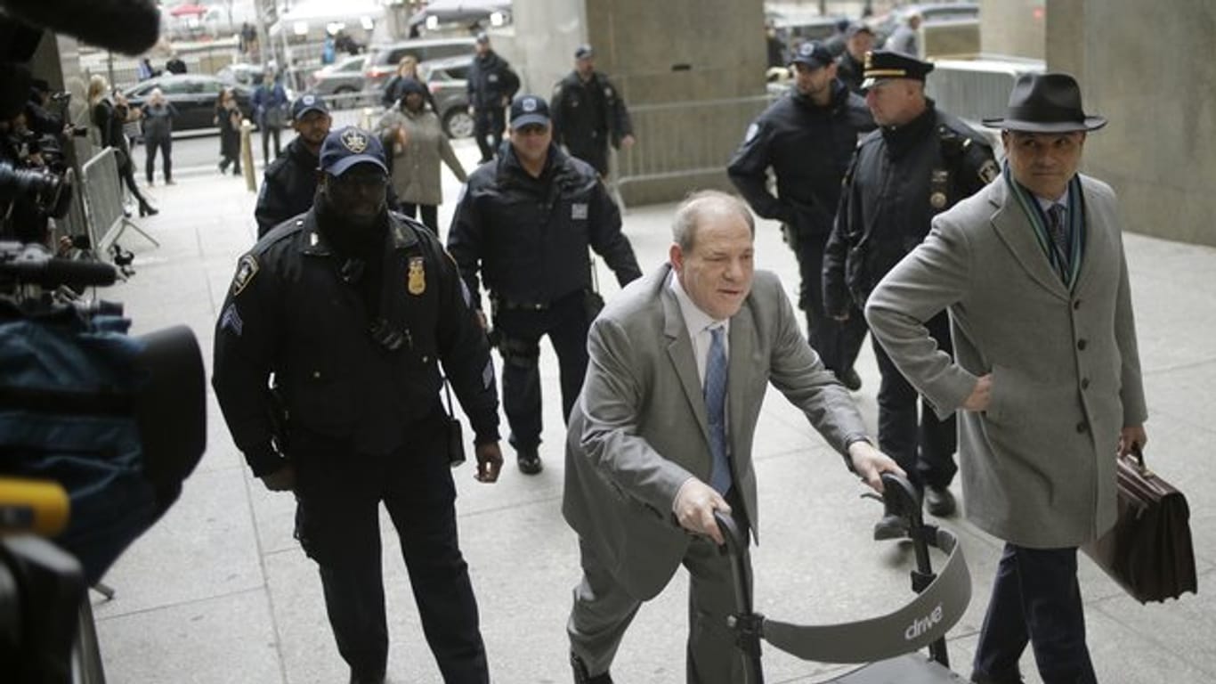 Harvey Weinstein (M) auf dem Weg ins Gericht in Manhattan.