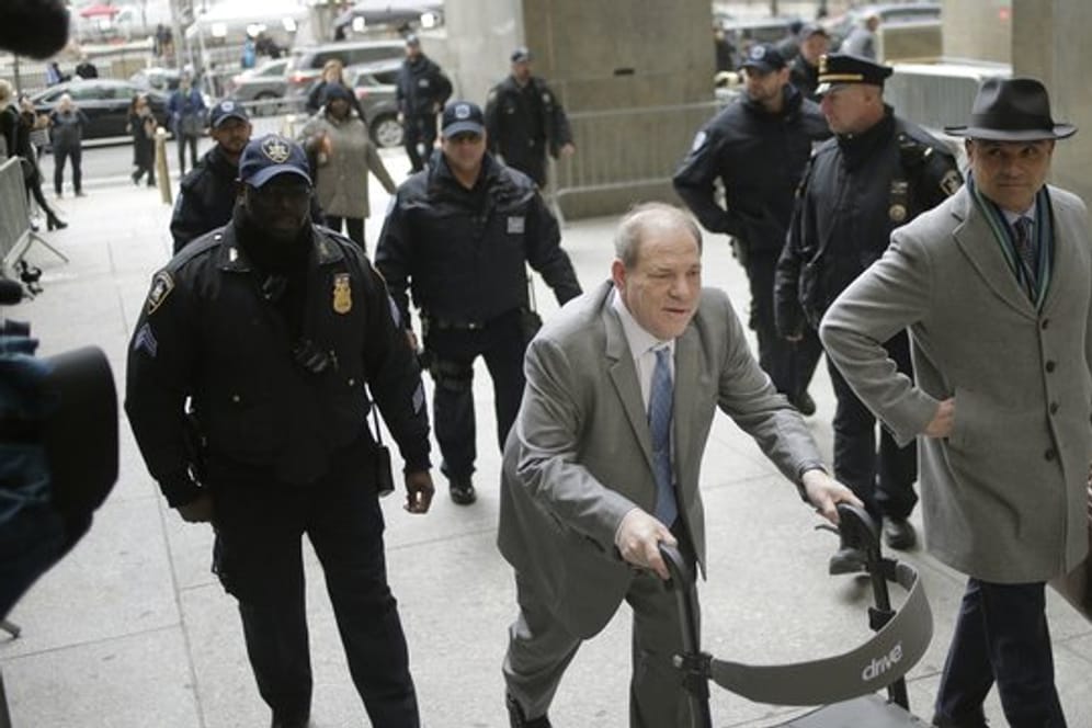 Harvey Weinstein (M) auf dem Weg ins Gericht in Manhattan.