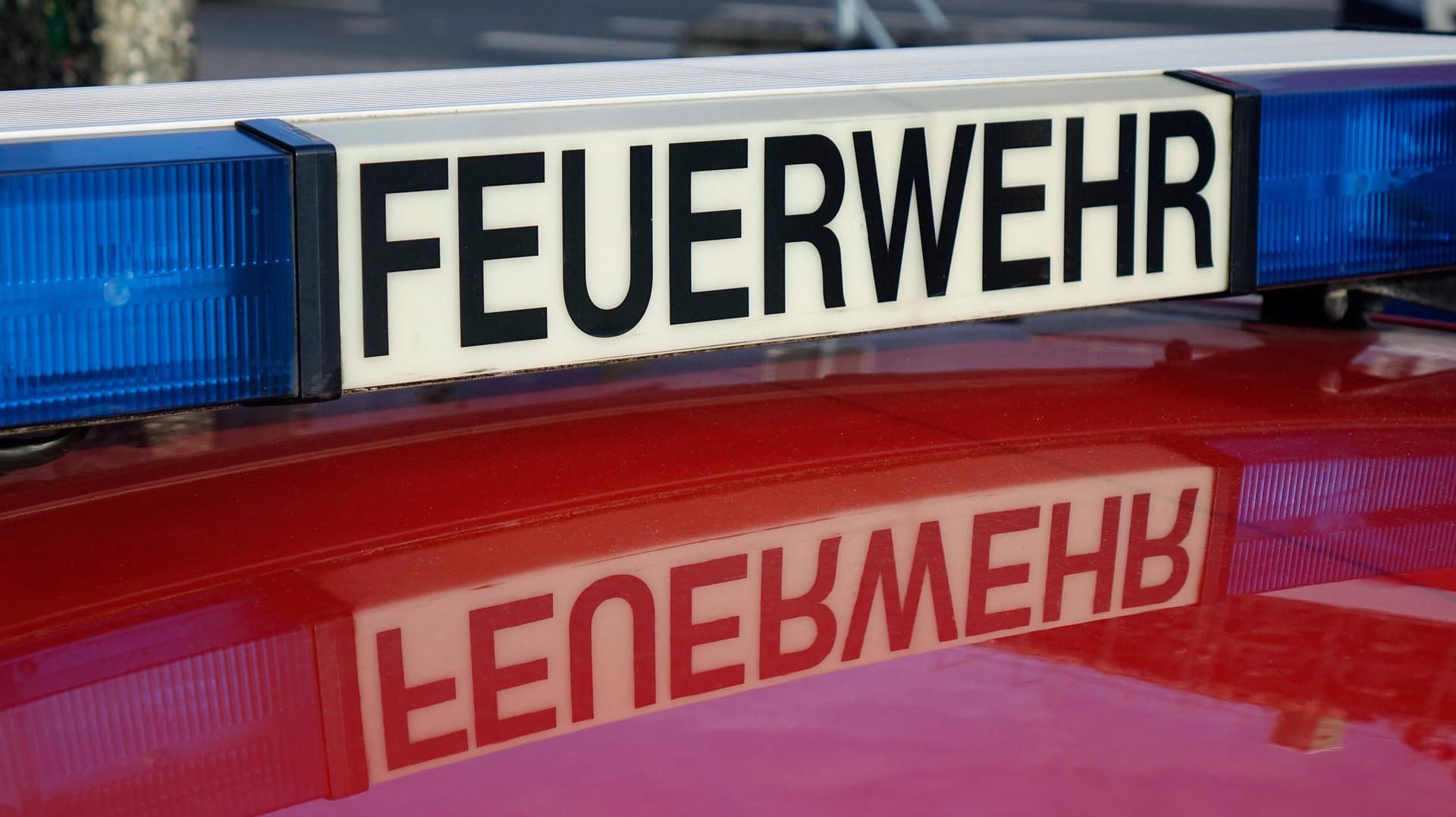 Schriftzug an einem Feuerwehrwagen: Die Straße an dem betroffenen Haus wurde weiträumig abgesperrt (Symbolbild). Schriftzug an einem Feuerwehrwagen: Die Straße an dem betroffenen Haus wurde weiträumig abgesperrt (Symbolbild).