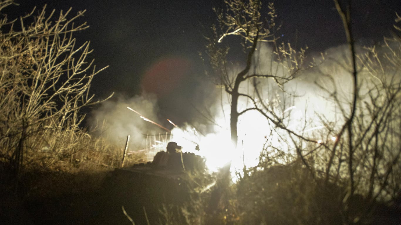 In der Nähe des Dorfes Krymske feuert die ukrainische Armee ihre Waffen ab: Laut dem Friedensabkommen sollten sich eigentlich beide Parteien aus der Region zurückziehen.