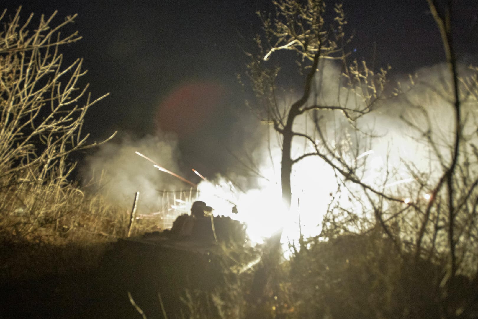 In der Nähe des Dorfes Krymske feuert die ukrainische Armee ihre Waffen ab: Laut dem Friedensabkommen sollten sich eigentlich beide Parteien aus der Region zurückziehen.