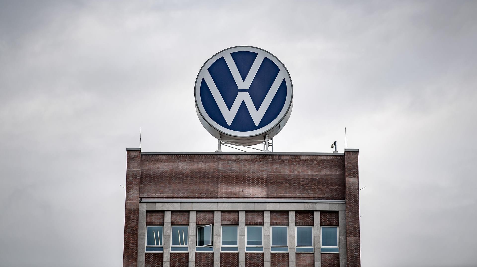 Das Verwaltungshochhaus des Volkswagen-Werks in Wolfsburg: Der VW-Konzern will den betrogenen Diesel-Kunden ein "faires" Angebot machen. Das Verwaltungshochhaus des Volkswagen-Werks in Wolfsburg: Der VW-Konzern will den betrogenen Diesel-Kunden ein "faires" Angebot machen.