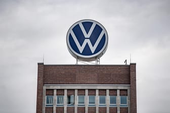 Das Verwaltungshochhaus des Volkswagen-Werks in Wolfsburg: Der VW-Konzern will den betrogenen Diesel-Kunden ein "faires" Angebot machen.