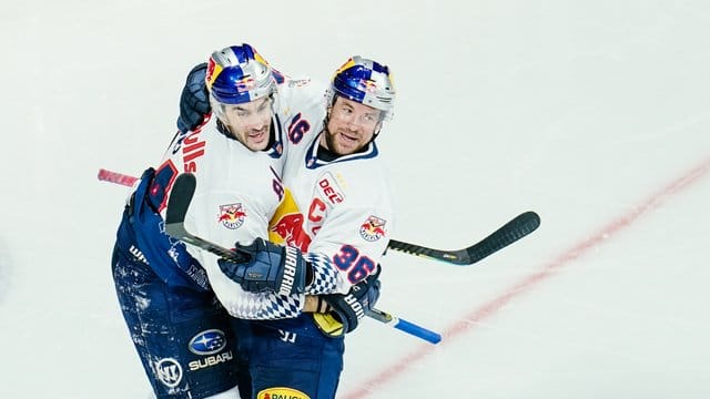 EHC-Torschütze Trevor Parkes (l) feiert mit Jubilar Yannic Seidenberg den Auswärtssieg in Mannheim.