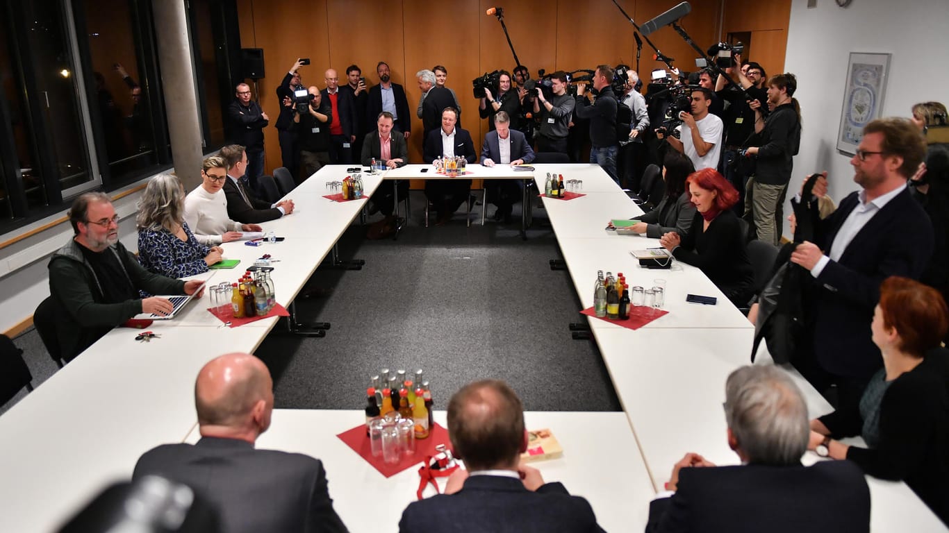 Vertreter von Linke, SPD und Grünen sowie der CDU bei einem Treffen im Thüringer Landtag.