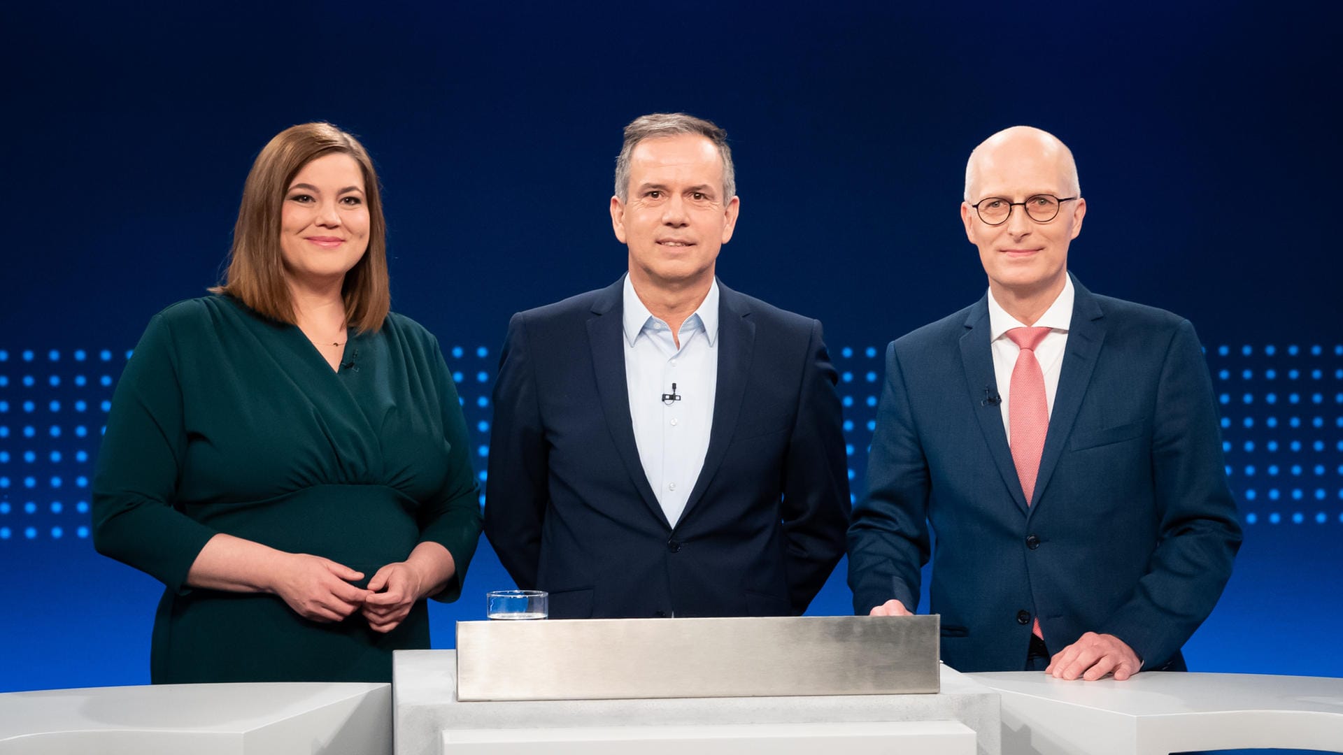 TV-Duell der Spitzenkandidaten für die Bürgerschaftswahl: Katharina Fegebank (Bündnis 90/Die Grünen, l), Zweite Bürgermeisterin von Hamburg, Peter Tschentscher (SPD, r), Erster Bürgermeister in Hamburg.und Andreas Cichowicz, Chefredakteur des NDR.