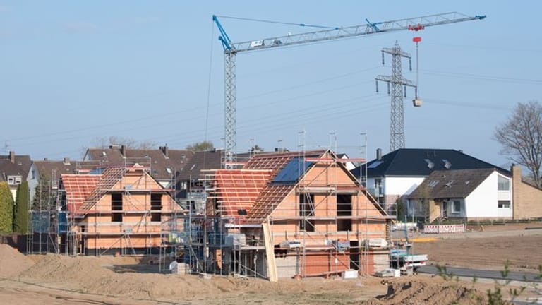 Im Kaufvertrag einer Immobilie sollten die Preisanteile für Boden und Wohnung oder Haus festgelegt werden.