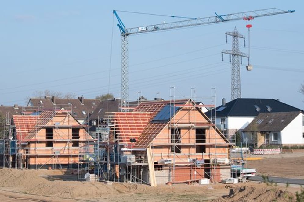 Im Kaufvertrag einer Immobilie sollten die Preisanteile für Boden und Wohnung oder Haus festgelegt werden.