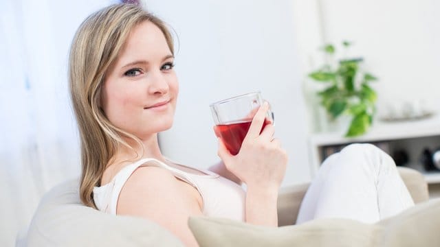Gesunde Wärme: Tee schmeckt nicht nur - glaubt man verschiedenen Werbeversprechen, kann er auch Beschwerden aller Art lindern. Gesunde Wärme: Tee schmeckt nicht nur - glaubt man verschiedenen Werbeversprechen, kann er auch Beschwerden aller Art lindern.