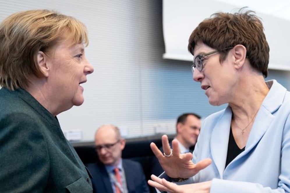 Ex- und Noch-CDU-Chefin im Gespräch: Angela Merkel und Annegret Kramp-Karrenbauer.