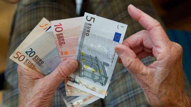 Im Startjahr 2021 soll die Grundrente die Steuerzahler 1,3 Milliarden Euro kosten. Im Startjahr 2021 soll die Grundrente die Steuerzahler 1,3 Milliarden Euro kosten.