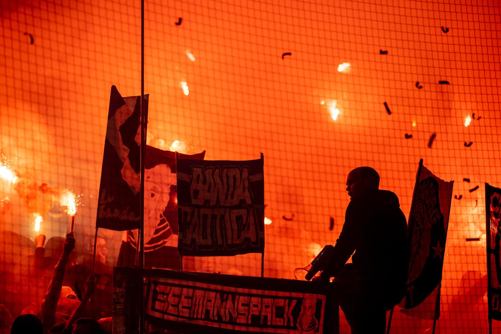 Stadtderby in Hamburg: Fans des HSV zünden Pyrotechnik.