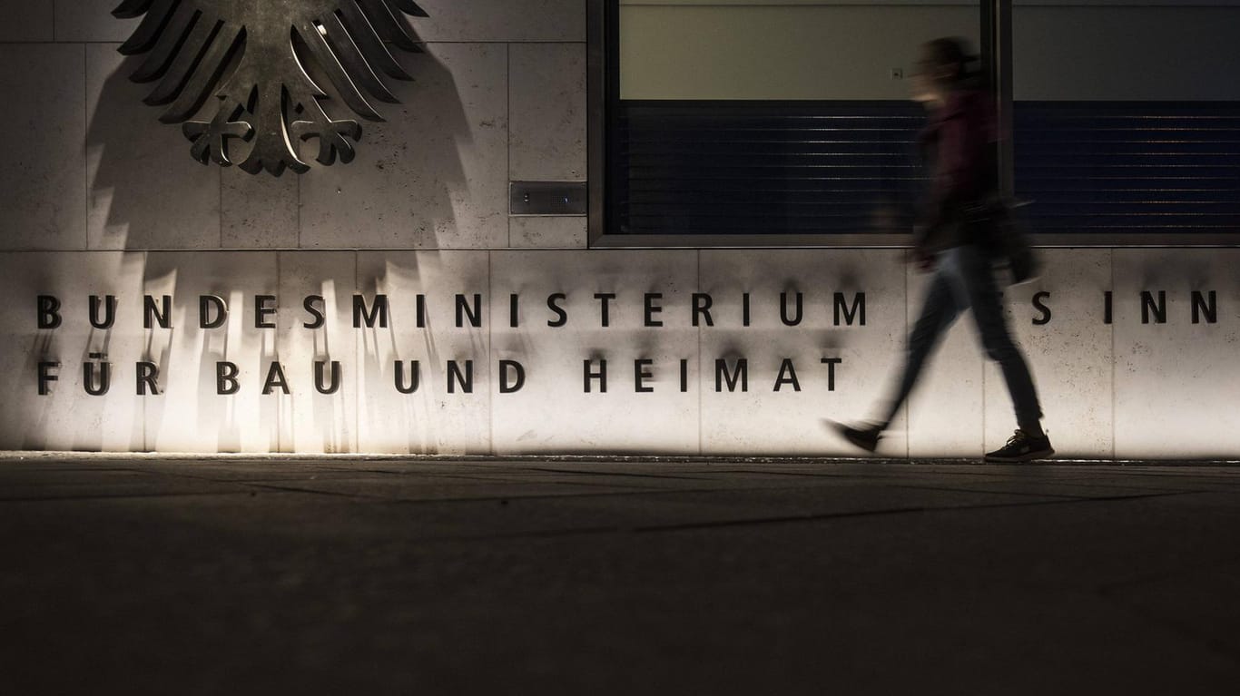 Passantin vor dem Bundesinnenministerium in Berlin: Das Parlamentarische Kontrollgremium soll ebenfalls mehr Befugnisse erhalten.