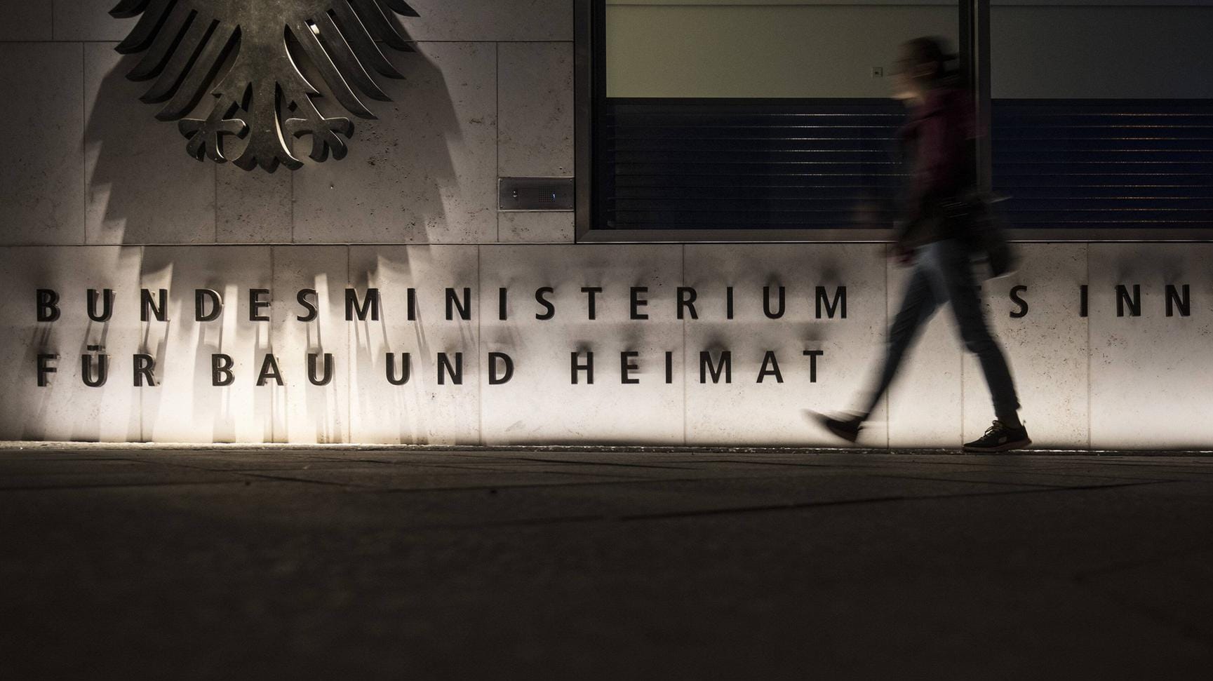 Passantin vor dem Bundesinnenministerium in Berlin: Das Parlamentarische Kontrollgremium soll ebenfalls mehr Befugnisse erhalten. Passantin vor dem Bundesinnenministerium in Berlin: Das Parlamentarische Kontrollgremium soll ebenfalls mehr Befugnisse erhalten.