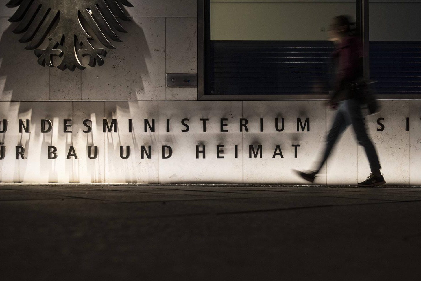 Passantin vor dem Bundesinnenministerium in Berlin: Das Parlamentarische Kontrollgremium soll ebenfalls mehr Befugnisse erhalten.